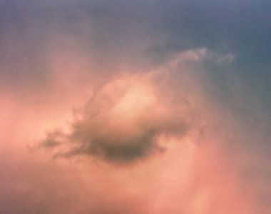 Yağmurdan önce kara fırtına bulutları. Çok katmanlı cennet manzaraları