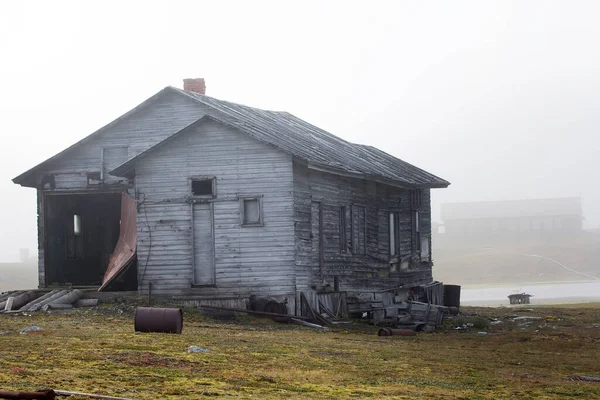 Caça Madeira Lodge Tundra Aberta Parcialmente Destruída Por Furacão — Fotografia de Stock