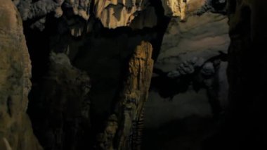 Gündüz yüzeyine erişimi olan mağarayı kazın