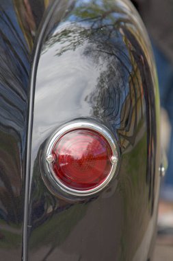 Eski bir arabanın farları nostaljik geçmişe yakın.