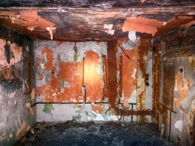 Askeri turizm ve video oyunu. Baltık 'taki ikinci dünya savaşından kalma yeraltı sığınağı: kapılar, beton ve demirler, çelik tavanlar.