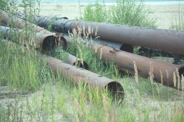 Kum üzerinde boru mühendisliği. Açık gökyüzünün altındaki büyük borular.