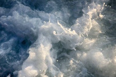 Sahildeki azgın deniz suyu. Okyanus dalgalarının performansında doğanın güçleri