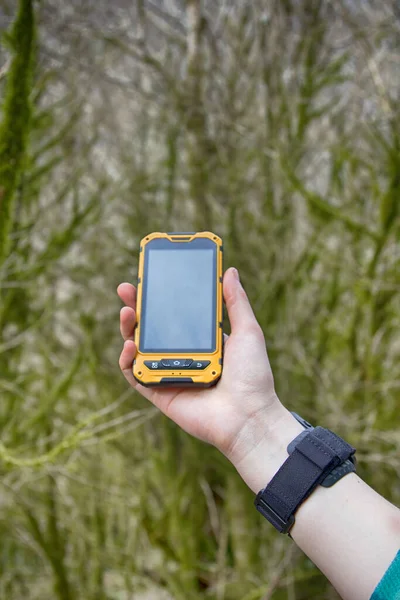 Teléfono Inteligente Está Protegido Ip68 Fondo Del Bosque Viaje Niña — Foto de Stock