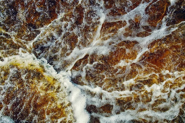 Řeka Stříkance Pozadí Načervenalé Pramenité Vody Plné Energie — Stock fotografie