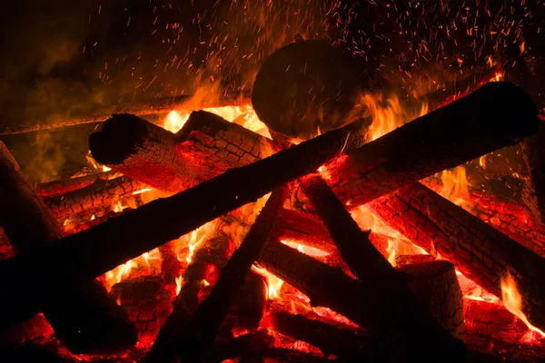 Elemento Fogo Enorme Fogo Noturno Nas Férias Faíscas Dança Piromania — Fotografia de Stock