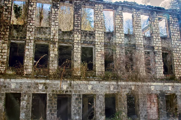 Wielopiętrowy Opuszczony Dom Mieszkalny Mocno Uszkodzony — Zdjęcie stockowe
