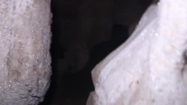 Mağara kayada yıkanmış, paraşüt..
