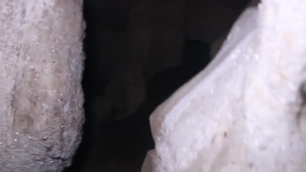 Jaskinia myta w skale, spadochron. — Wideo stockowe