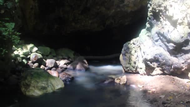 La foce di un fiume sotterraneo — Video Stock