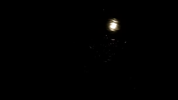 De maan wordt weerspiegeld in het zwarte koude water — Stockvideo