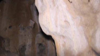 Mağara kayada yıkanmış, paraşüt..
