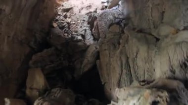 Gündüz yüzeyine erişimi olan mağarayı kazın