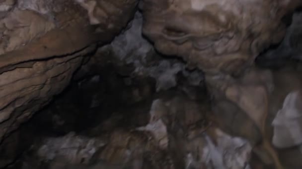 Jeskyně vyplavená ve skále, skluzavka. — Stock video