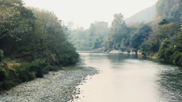 Fluss in den Ausläufern der zentralen Hochebene Sri Lankas — Stockvideo