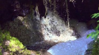 Bir şelalesi olan yeraltı nehri