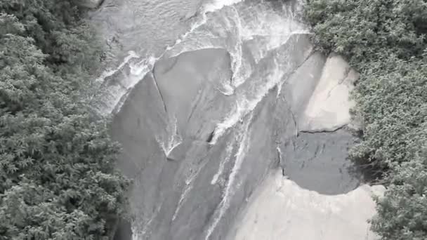 Uma pequena cachoeira de verão nas montanhas — Vídeo de Stock