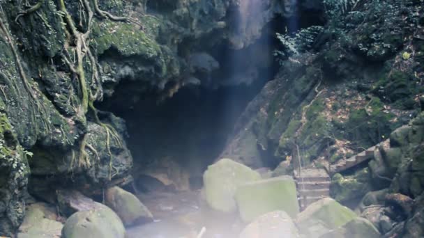 河水从地下流入一个深坑 — 图库视频影像