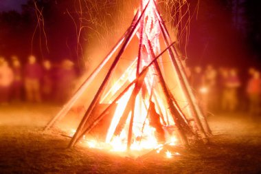 Geceleri büyük bir yangın ve etraftaki genç insanlar. Pagan Walpurgis festivali: şenlik ateşi, çılgınca dans etmek, iblisler, cadılar. Halk festivali, popüler tatil. Alman efsaneleri, St. Walburgas, Satanizm, Şeytan