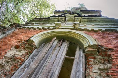 Yaşlı Hıristiyan kilisesinin kalıntıları. Taş tapınak yıkılıyor.