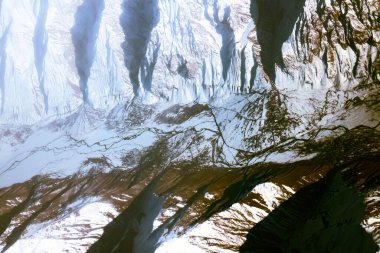 Kuş bakışı parlak bir hüzün kaynağı. Parlak karlı tepeler, derin vadiler ve buzullar.