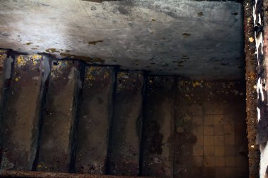 Dehşet verici bir yeraltı odası. Merdivenlerden sonraki kata.