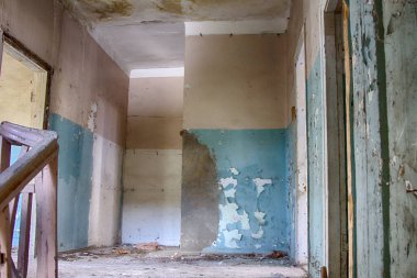 Eski harabe evin içinde. Terk edilmiş bir binada oda ve koridorlar
