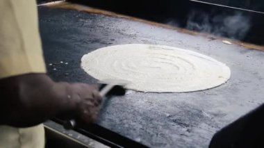 Yerel halk için yiyecek metal bir uçakta hazırlanıyor.