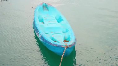 Donanma suyu için plastik kano.