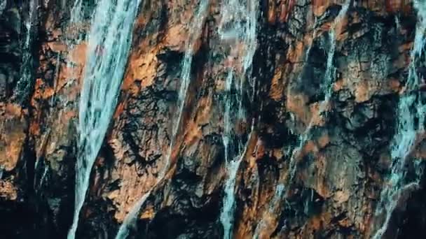 Сильные ручьи водопада — стоковое видео
