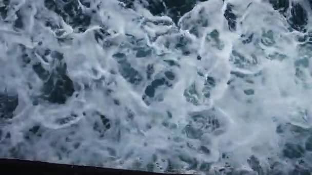 Piana woda przepływa przez burtę statku. — Wideo stockowe
