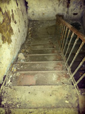 Dehşet verici bir yeraltı odası. Merdivenlerden sonraki kata.