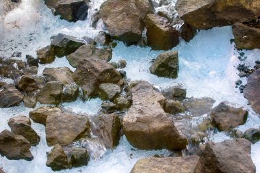 Kuzey Kutbu bölgesinde buzulların erimesi. Şu anda, Buzul Çağı boyunca buzulun üzerinde olan taşlar var; buzul tabakası, iklim değişikliği, iklim değişiklikleri, eriyen buz. Kuzey Kutbu, Franz Josef Diyarı