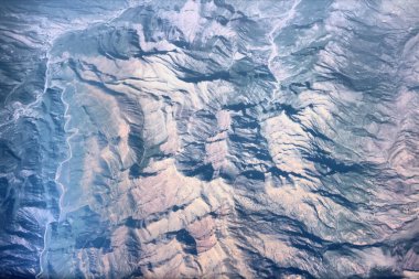 Himalayalar 'ın mahmuzları (Himalayalar' dan önce) 4 baharının ortasında. Kuş uçuşunun yüksekliğinden görüntüle