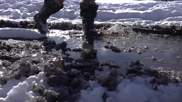 Caminar en botas de goma en primavera — Vídeo de stock