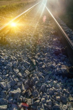 Demiryolu ve demiryollarında güneşin yansımaları. fotoğraf çevresi