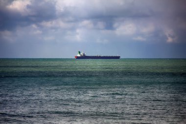 Gemi uzak denizlere, sisli nakliyeye kıyıdan uzağa.