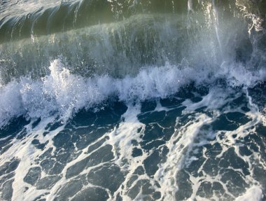 Sahildeki azgın deniz suyu. Okyanus dalgalarının performansında doğanın güçleri