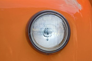 Eski bir arabanın farları nostaljik geçmişe yakın.