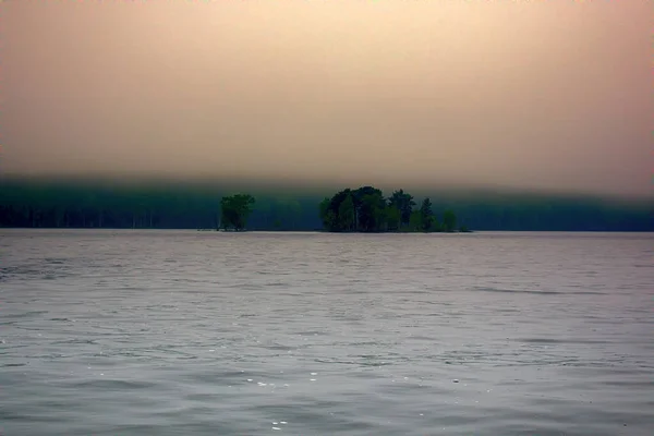 Énorme Lac Onega Russie Occidentale Cape Forestière Dans Brume — Photo