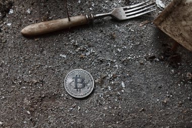 Bitcoin. Yeni sanal para birimi hızla kullanılmaya başlandı. Eski para konsepti (tozlu eski dünya) ve harika bir geleceği olan gümüş bitcoin