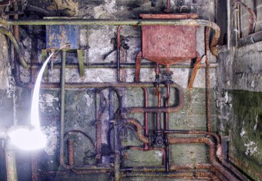 Paslı borular iletişim demiri çok eski. Terk edilmiş sanayi bölgelerinde tesisat.