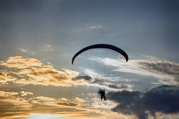 Parapente Parapente Alimentado Oportunidad Admirar Puesta Sol Sobre Tierra Pero — Foto de Stock