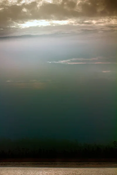 Kommt Sturm Düsterer Schwarzer Himmel Nebliges Seeufer Loch Wald Dunst — Stockfoto