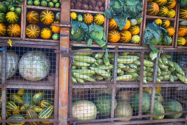 Indiai Zöldségpiacot Greengrocer Európai Zöldségfajtákból Állítják Elő Káposzta Csontvelő Tök — Stock Fotó