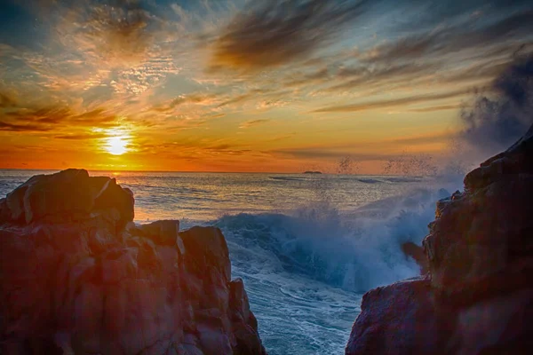 Krachtige Golven Verpletterend Een Rotsachtig Strand Avond Oceaankracht — Stockfoto