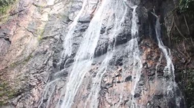 Şelalenin güçlü akıntıları