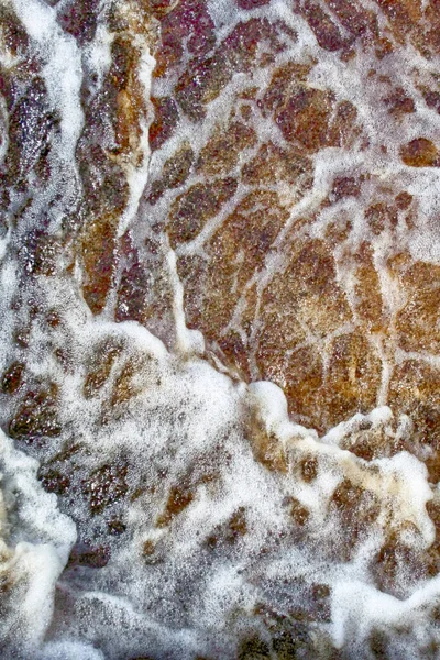 Río Salpica Fondo Agua Manantial Rojiza Llena Energía —  Fotos de Stock