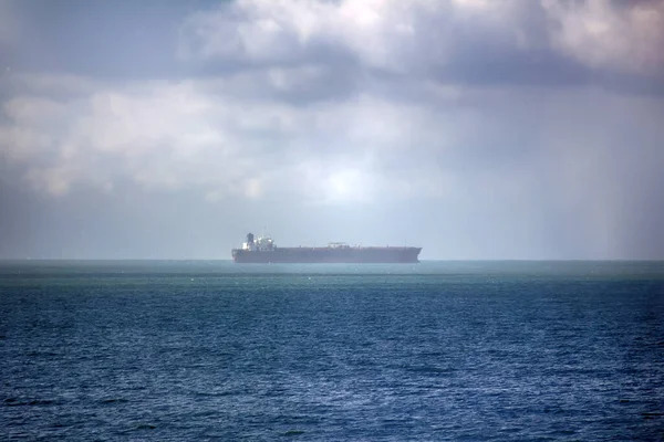 Navio Longe Para Mar Neblina Transporte Longe Costa — Fotografia de Stock