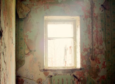 Mutsuz, terk edilmiş bir ev. oda stresi ve korku